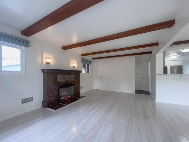 Building Photo - Stunning 2 BR Santa Monica Duplex with Views!