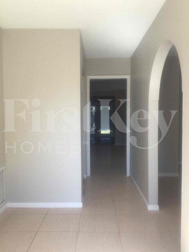 Building Photo - 3637 Ave Montresor