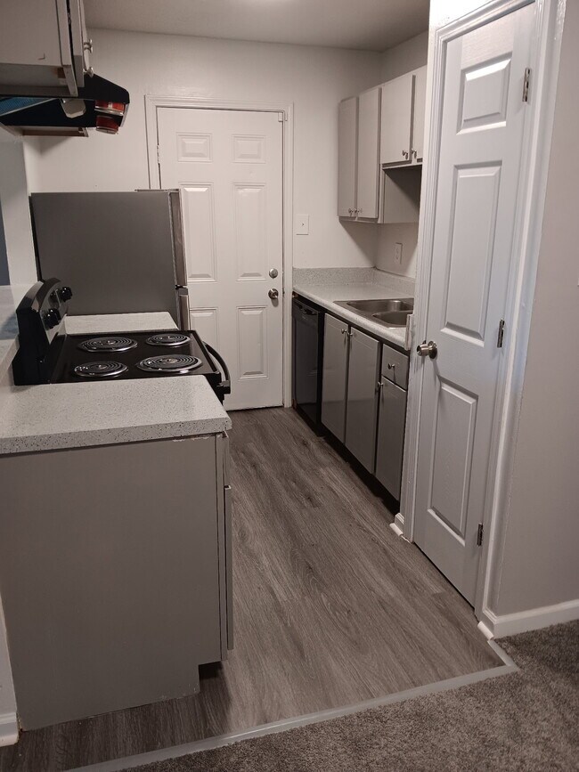 Cocina renovada de 1 dormitorio - Pinetree Place Apartments