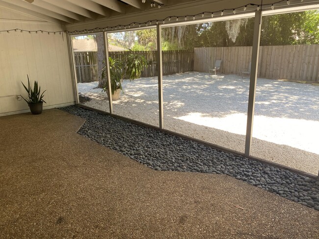 Building Photo - 2131 Montclair Dr