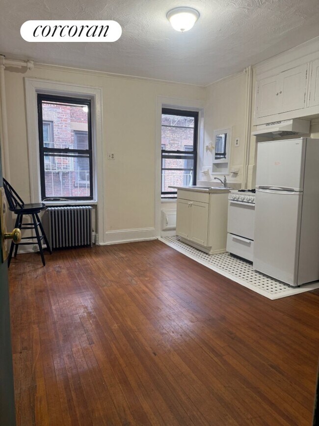 Building Photo - 532 W 50th St