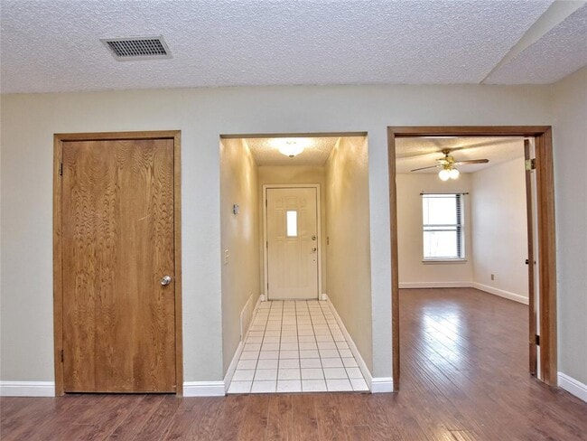 Foto del edificio - 2407 Versailles Dr