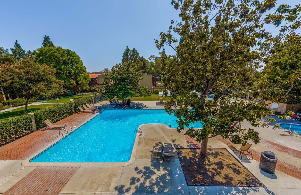 Photo - 1000 W MacArthur Blvd (Santa Ana, CA)