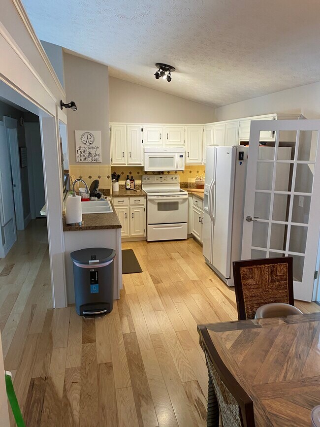 Kitchen - 6333 Milgen Rd