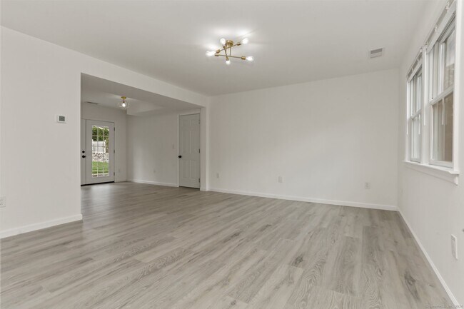 Building Photo - 4 Hearthstone Ct