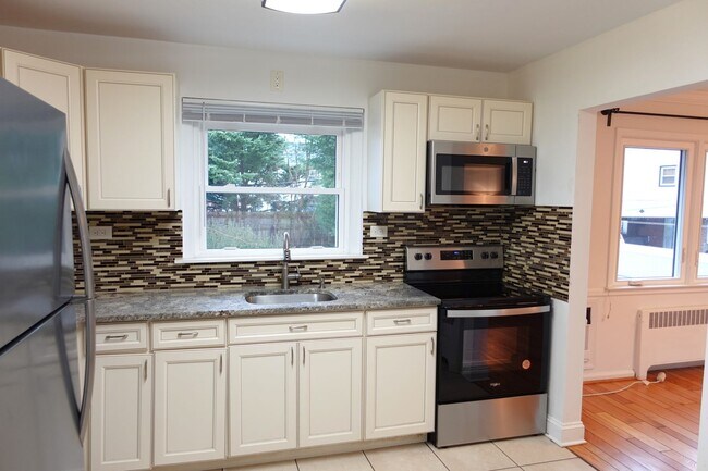 Building Photo - Spectacular Westbury Split!!