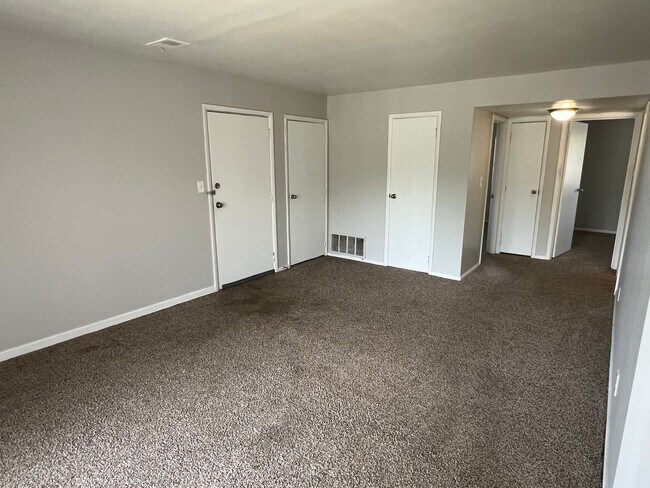 Building Photo - Warren Park 2 Bedroom Apartment