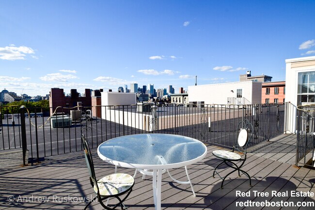 Foto del edificio - 393 W Broadway