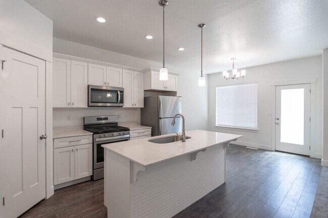 Building Photo - Beautiful 4 Bedroom Townhome in Saratoga Springs!