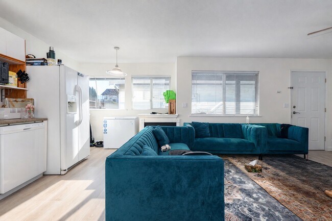 Building Photo - 34660-34666 6 Ave