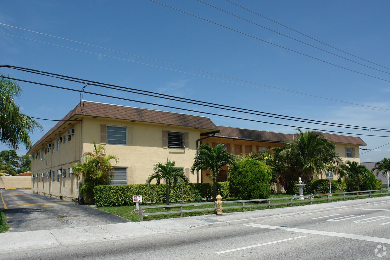 Building Photo - 2240 Ludlam Rd