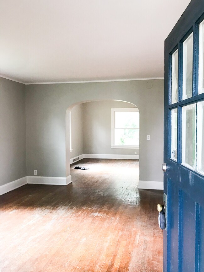 Spacious Dining and Living room through the front door - 4340 Seward St