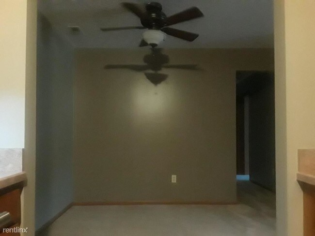 Building Photo - 8633 Scenicview Dr