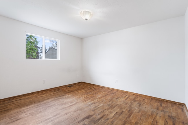 Building Photo - 1116 W Bismark Ave