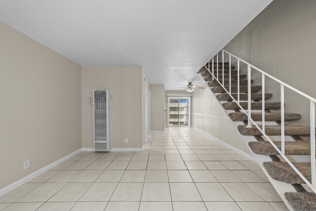 Viviendas unifamiliares en Olive Tree Townhomes en Costa Mesa, California. - Olive Tree