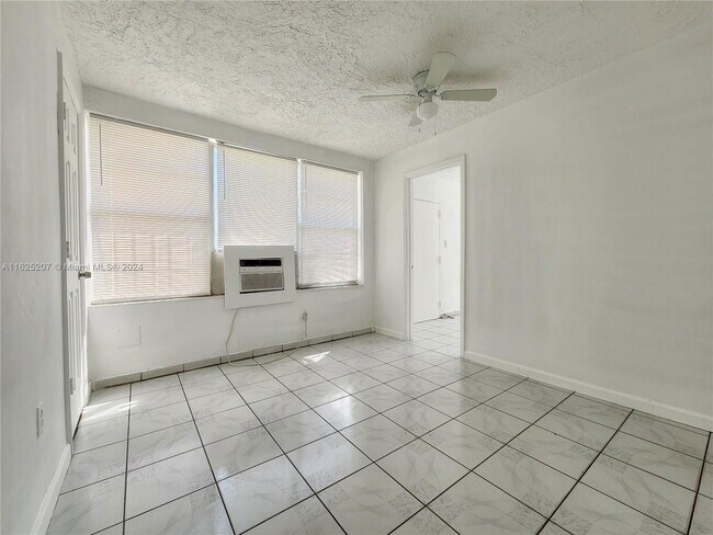 Foto del edificio - 360 NW 119th St