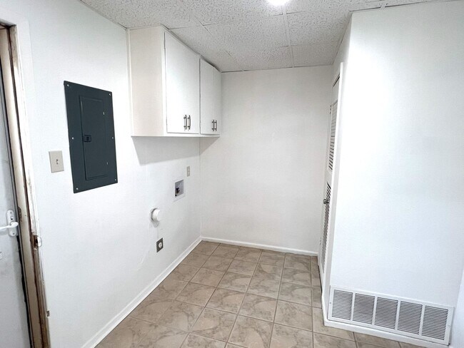 Building Photo - **BEAUTIFUL HOWARD & GARLINGTON HOME**