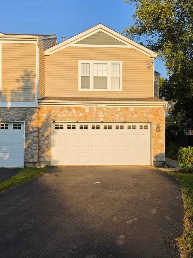 Building Photo - 3959 Blackstone Dr