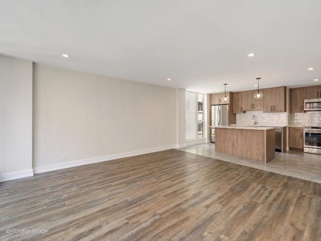 Building Photo - 227 E Walton Pl