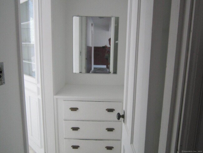 Building Photo - 84 Alcove St