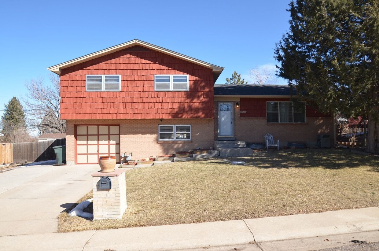 4 bedroom home in Northglenn. Newer paint with a large floor plan, wood floors & large deck for ... - 4 bedroom home in Northglenn. Newer paint with a large floor plan, wood floors & large deck for ...