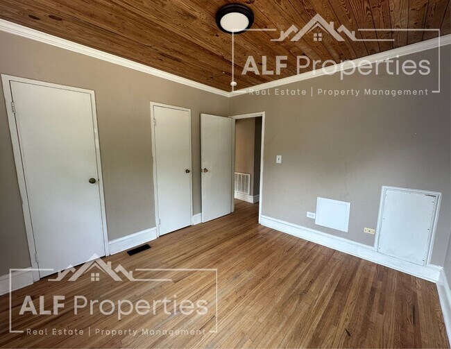 Foto del edificio - Renovated 2 Bedroom, 1 Bath First-Floor Apartment Available