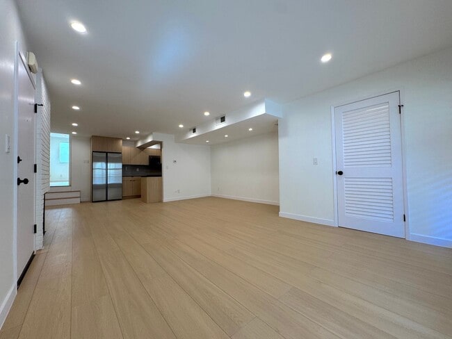 Building Photo - WeHo 1 Bed 1 Bath with W/D in unit, new kitchen, and walk-in closet!