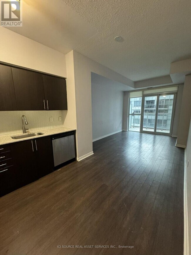 Photo du bâtiment - 352 Front St W