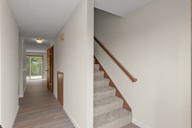 Building Photo - END UNIT!!  2 BEDROOM & 1 .5 BATH TOWNHOUSE