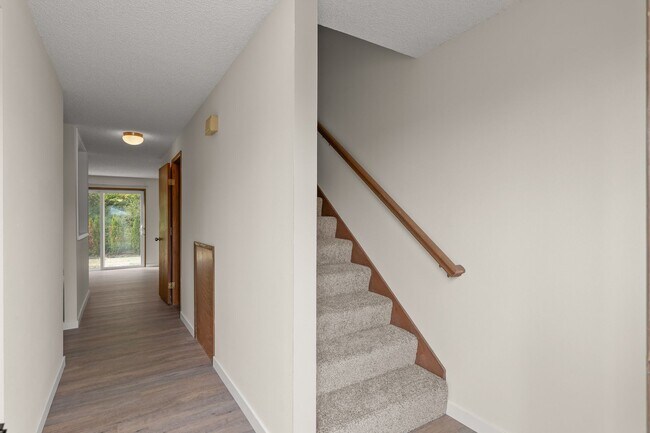 Foto del edificio - RECENTLY UPDATED  2 BEDROOM & 1 .5 BATH CONDO