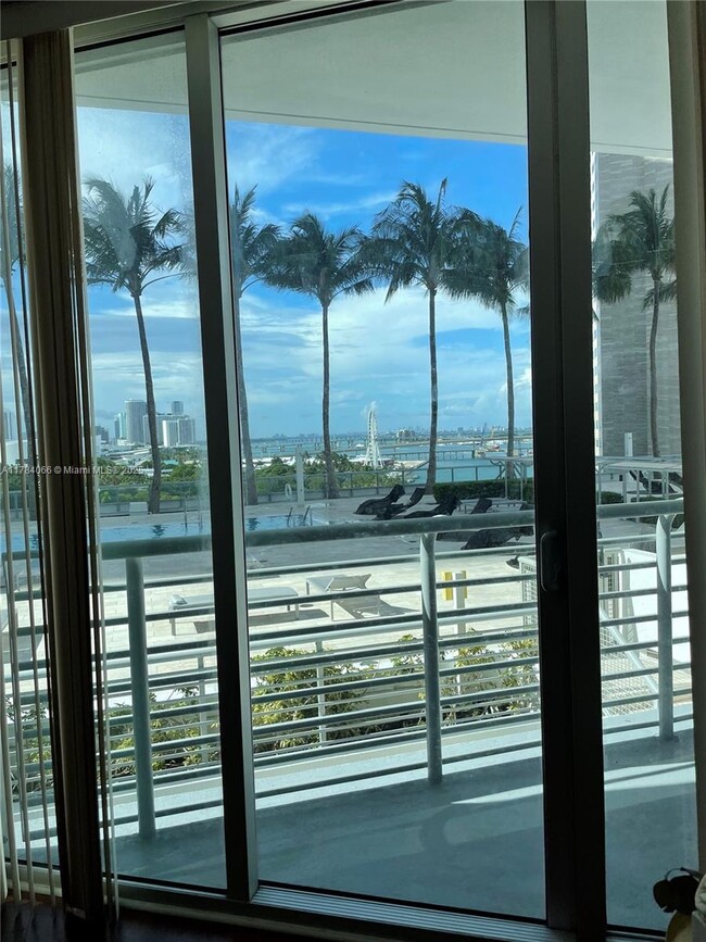 Foto del edificio - 325 S Biscayne Blvd