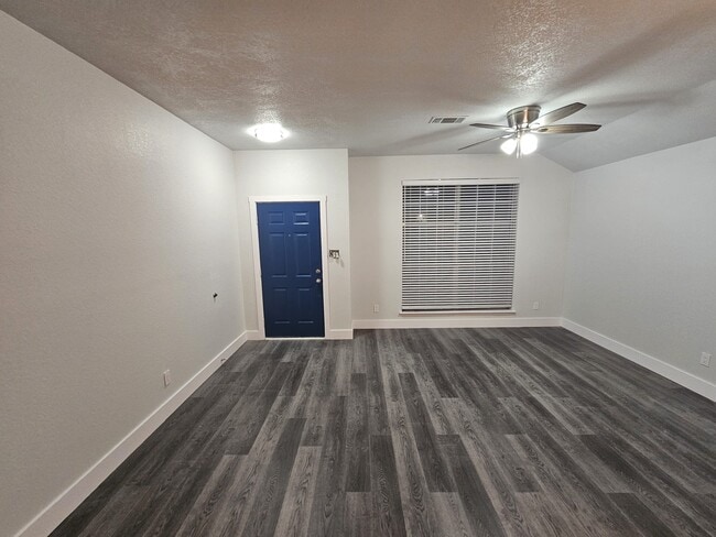 Building Photo - 919 Crestwood Dr