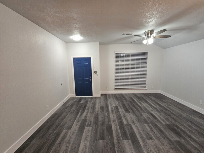 Foto del edificio - 919 Crestwood Dr
