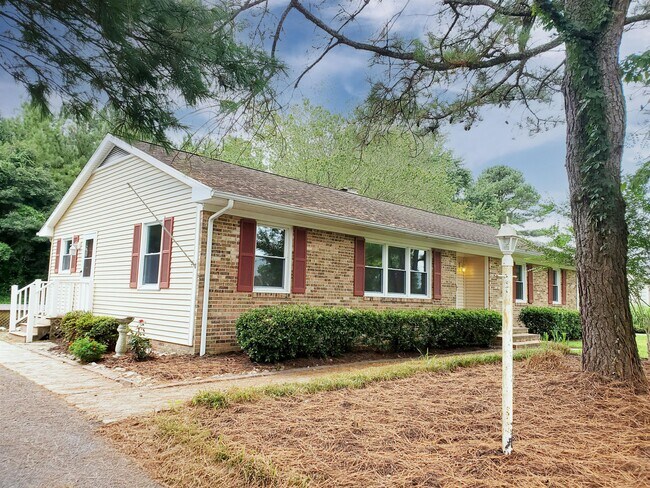 Building Photo - 1704 Somers Dr