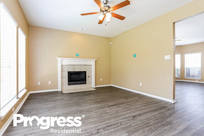 Foto del edificio - 5709 Creekhollow Dr