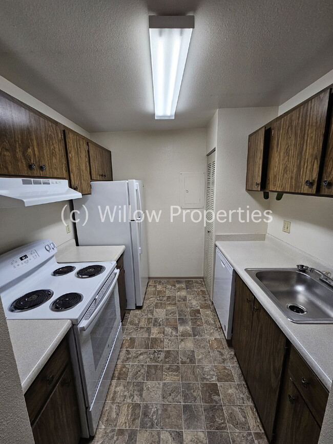 Building Photo - Two Bedroom Condo in North Tacoma