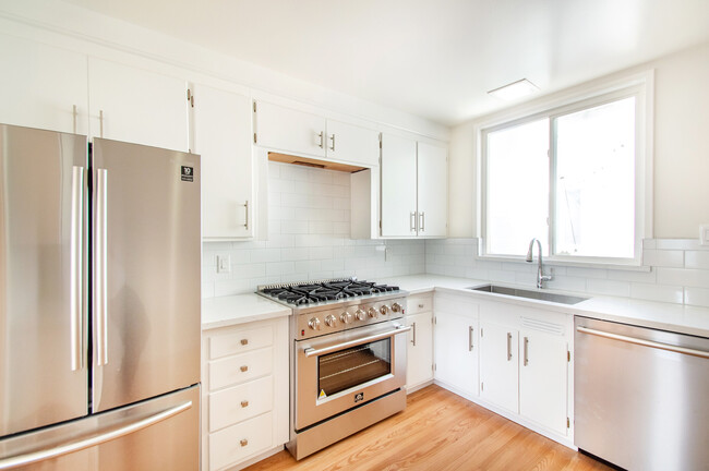 Building Photo - 212 29th St