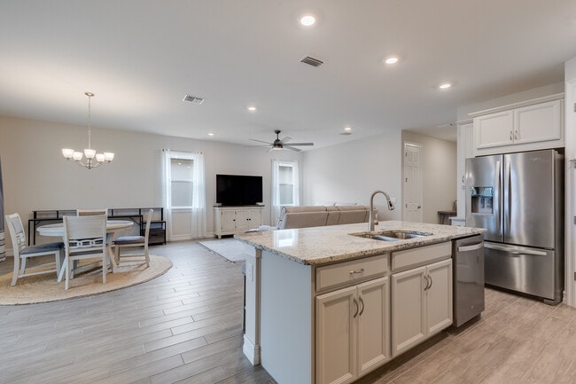 Building Photo - 210 Spg Hl Lk Lp