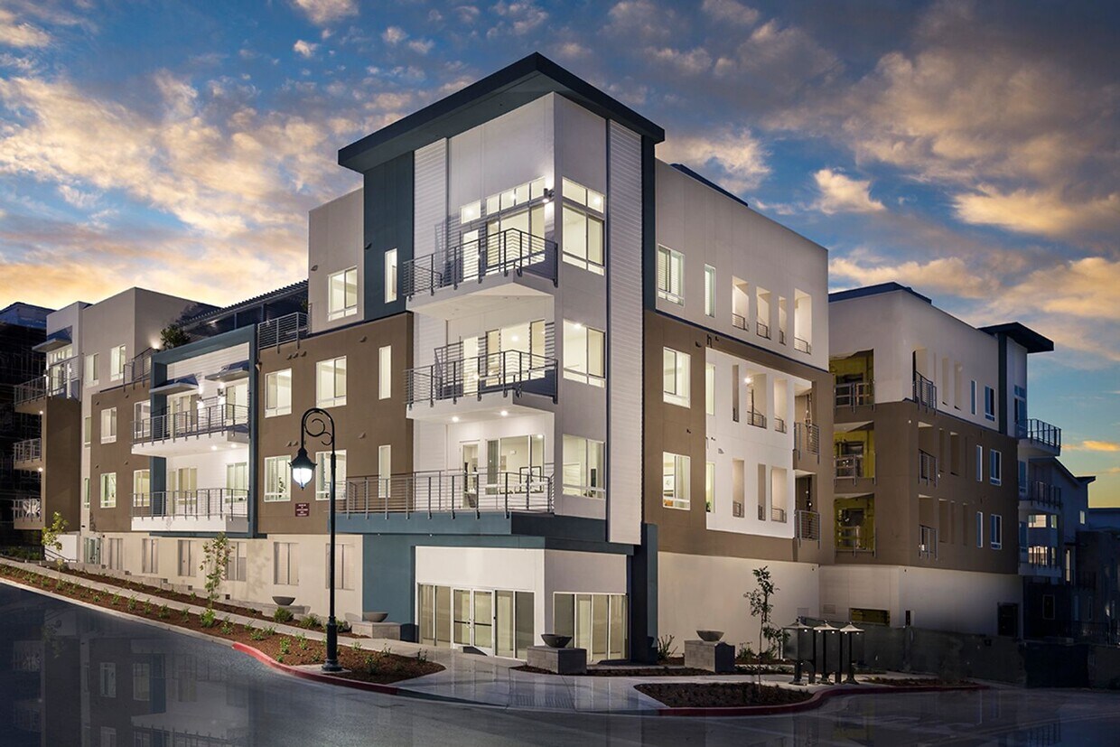 Foto principal - Recently Built 3 Bedroom 2 Bath Communicat...