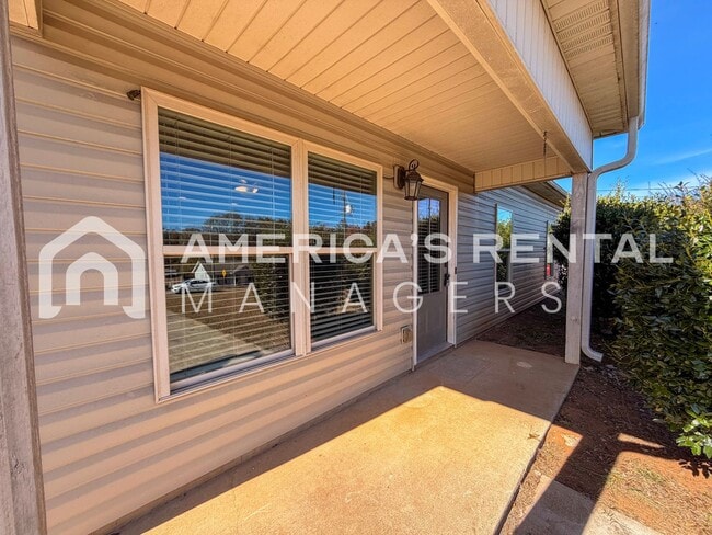 Building Photo - Spacious 3-Bed, 2-Bath Home Near Mercedes-Benz Plant in Vance!