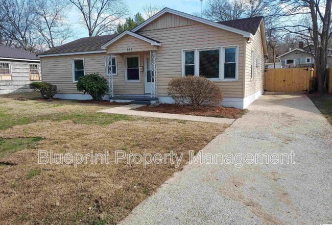 Building Photo - 513 10th Ave S