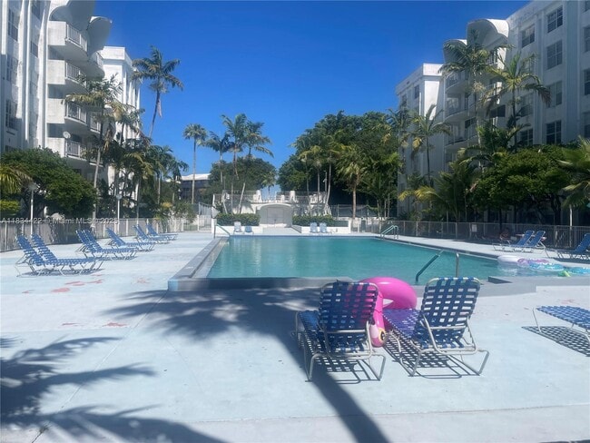 Foto del edificio - 484 NW 165th St