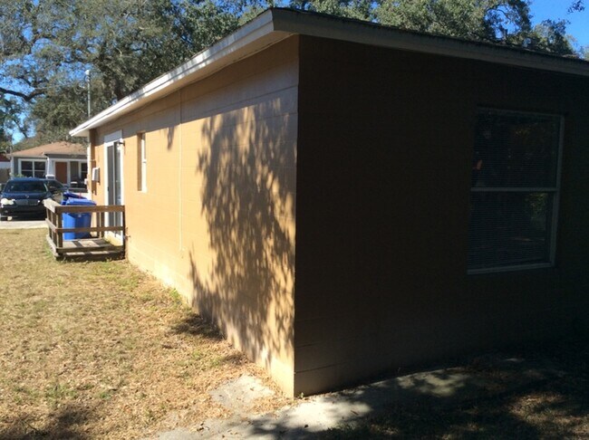 Building Photo - Cute 3/2 Home