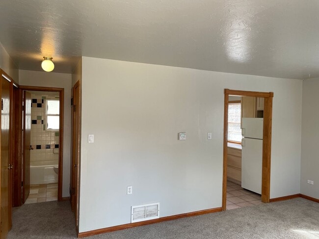Building Photo - Adorable 2 Bedroom Cottage in Serene Setting