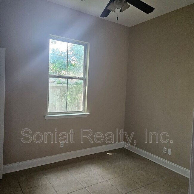 Foto del edificio - 5507B Warrington Drive