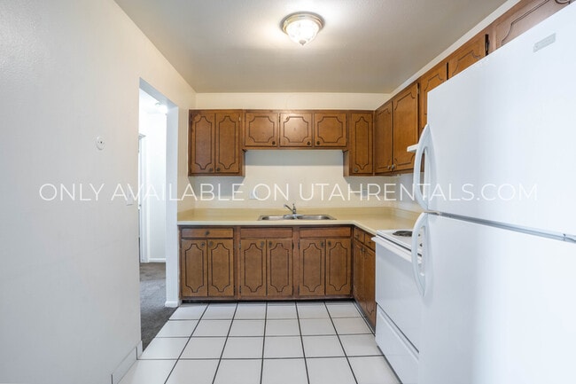 Building Photo - 4370 S Highland Dr