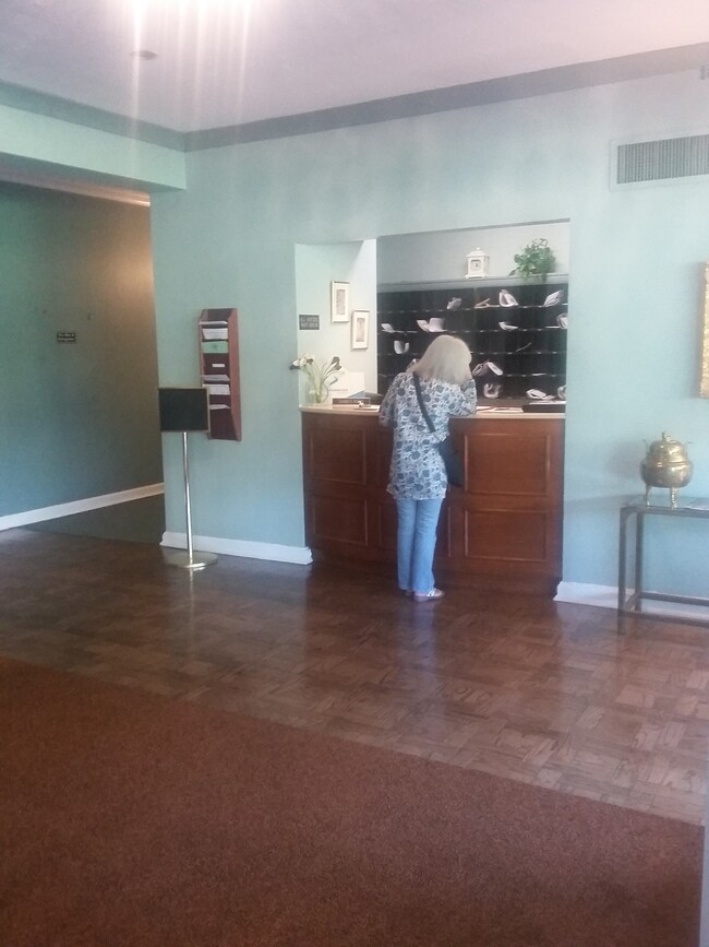 24/7 Lobby Counter - 3601 Greenway