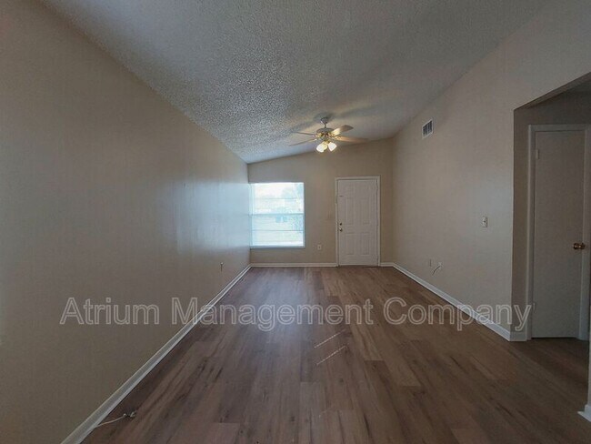 Foto del edificio - 1906 Crystal Grove Dr