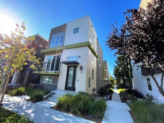 Building Photo - 168 Llano de los Robles Ave