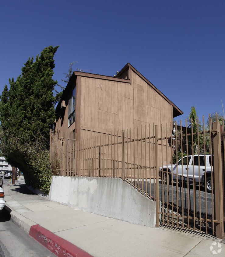 Building Photo - Sarah St Apartments